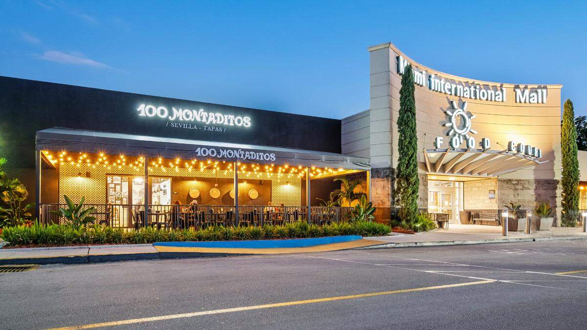 El Miami International Mall promociona su patio de comidas justo enfrente, mientras prepara varias novedades en 2025 como juegos y tiendas.