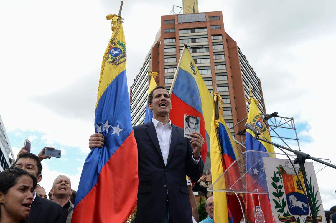 El presidente de la Asamblea Nacional, Juan Guaidó, se juramenta el 23 de enero del 2019 presidente interino de Venezuela durante una protesta contra el gobierno de Nicolás Maduro en Caracas.