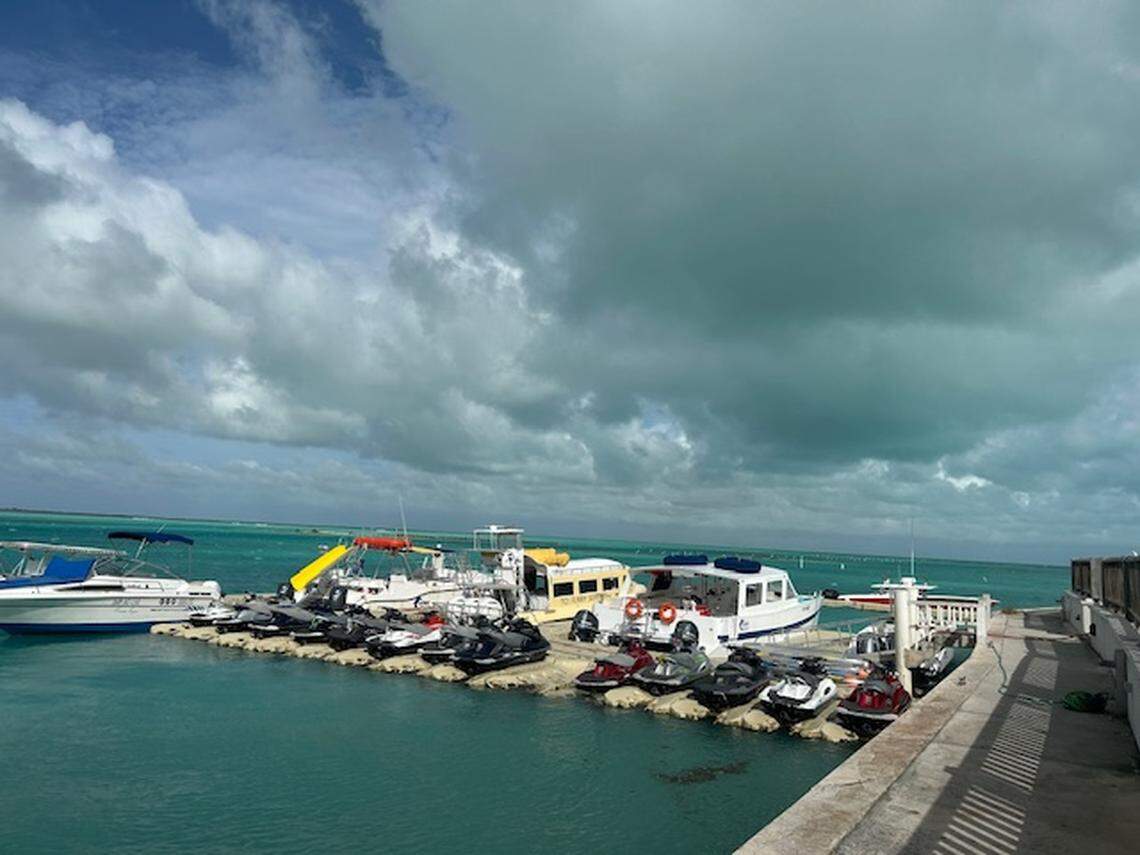 Los vientos comenzaron a aumentar alrededor de las 3 p.m. el sábado en Turks y Caicos. Fotos tomadas desde Walkin Marina en el área de Long Bay de Providenciales, donde los navegantes y ferries recogen a los pasajeros que desean visitar las islas exteriores.