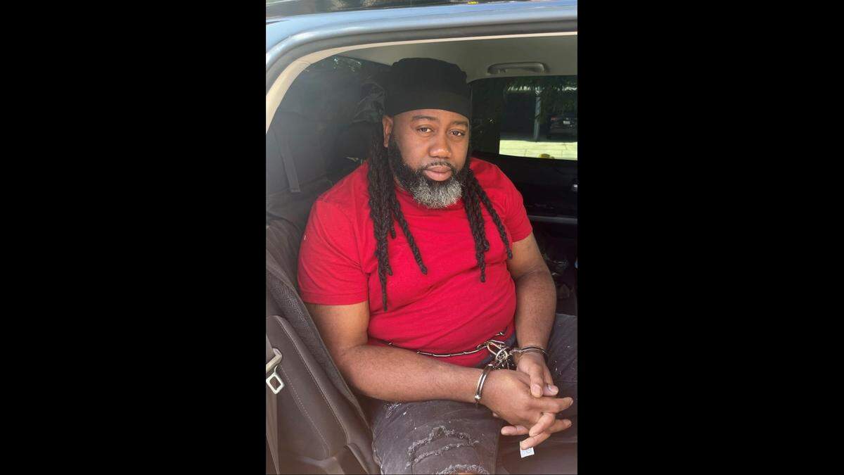 After 13 years on the run, a South Florida man, Ramone O’Neil Clayton, accused of killing his wife at a Miami Gardens party in 2012, was arrested in San Diego in October 2025.