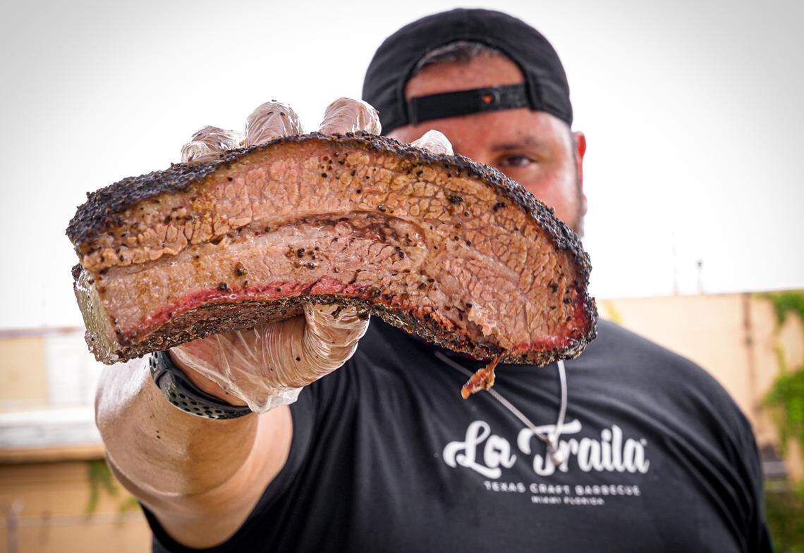 El brisket en La Traila Barbecue es ahumado por 16 horas.