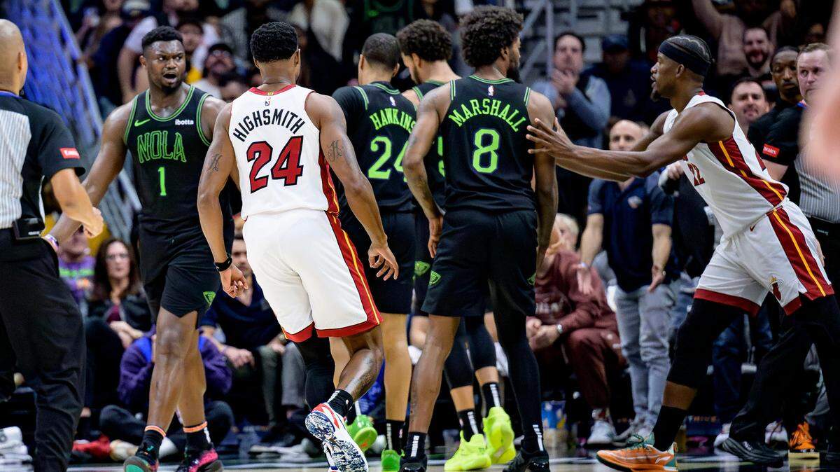 El jugador del Heat de Miami Jimmy Butler (der.) y Naji Marshall (8), de los Pelicans, durante el altercado que tuvo lugar el pasado viernes en el partido en New Orleans.