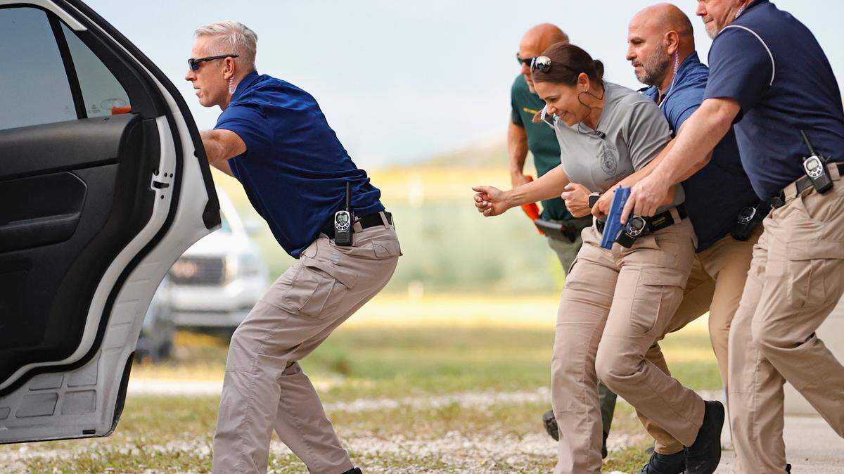 Agentes de las fuerzas del orden participan en simulacros mientras la Oficina del Servicio de Seguridad Diplomática en Miami imparte capacitación sobre protección de dignatarios a los colaboradores de las policías de Miami-Dade, Miami y Broward en el Instituto de Capacitación de Seguridad Pública de Miami-Dade, el 10 de noviembre de 2021, en Doral, Florida.