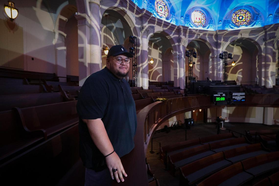 Gideon Apé, pastor de Experiencia y Desarrollo de Liderazgo, posa en el balcón durante los preparativos para la reapertura después de aproximadamente $20 millones en renovaciones el jueves 5 de diciembre de 2024, en Christ Fellowship Miami en el downtown de Miami.