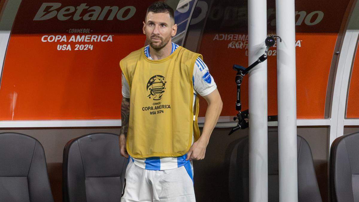 El delantero argentino Lionel Messi mira desde el banco después de lesionarse contra Colombia en la  final de la Copa América, celebrada el 14 de julio de 2024 en el Hard Rock Stadium en Miami Gardens, Florida.