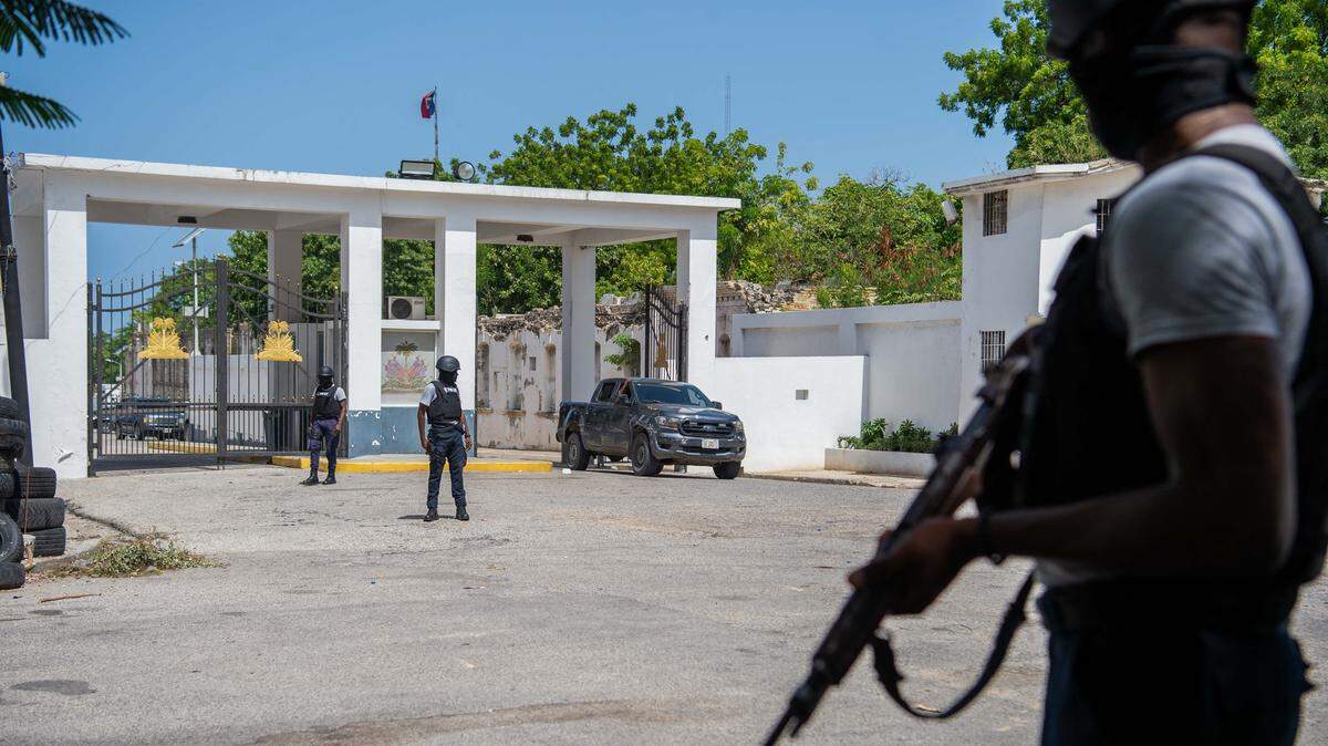 EDITORS NOTE: Graphic content / Police officers stand guard near the National Palace, in Port-au-Prince, Haiti, August 20, 2024. (Photo by Clarens SIFFROY / AFP) (Photo by CLARENS SIFFROY/AFP via Getty Images)