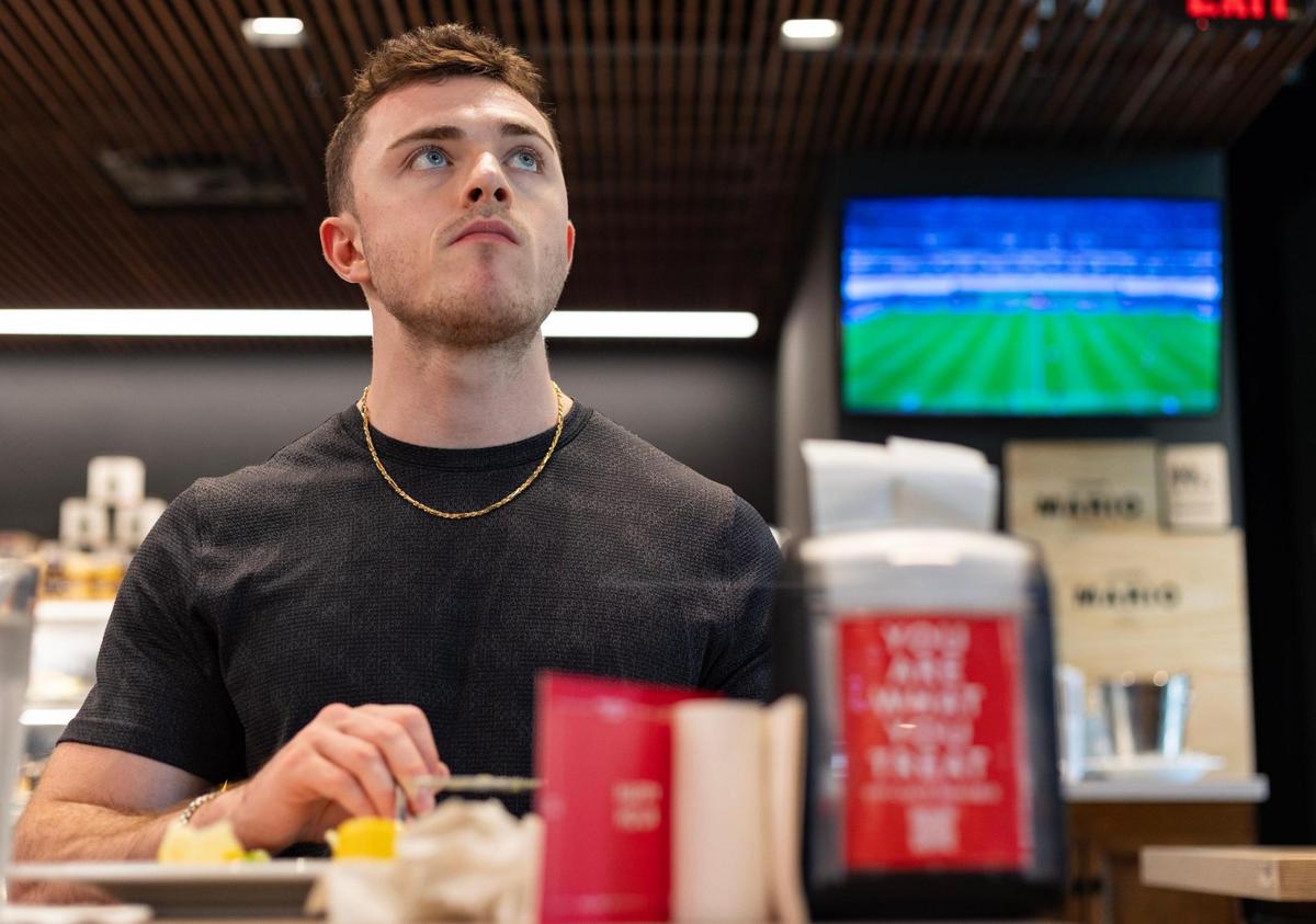 Cameron Pine, de 23 años, comiendo en Graziano's Market and Restaurant, en Coral Gables, el 12 de julio de 2023, llama a Lionel Messi 'el mejor'.