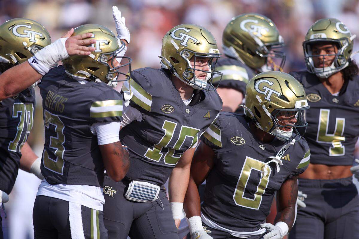 Sep 20, 2025; Atlanta, Georgia, USA; Georgia Tech Yellow Jackets quarterback Haynes King (10) celebrates with teammates after a touchdown against the Temple Owls in the first quarter at Bobby Dodd Stadium at Hyundai Field.