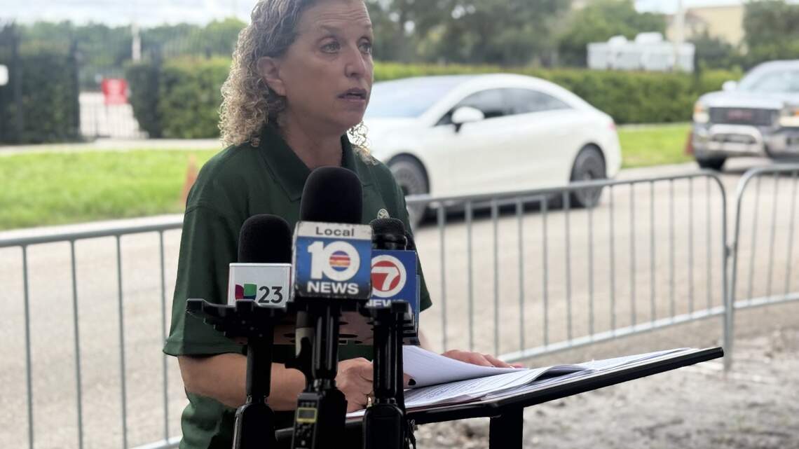 Demócrata del sur de la Florida visita oficina de ICE y critica las condiciones