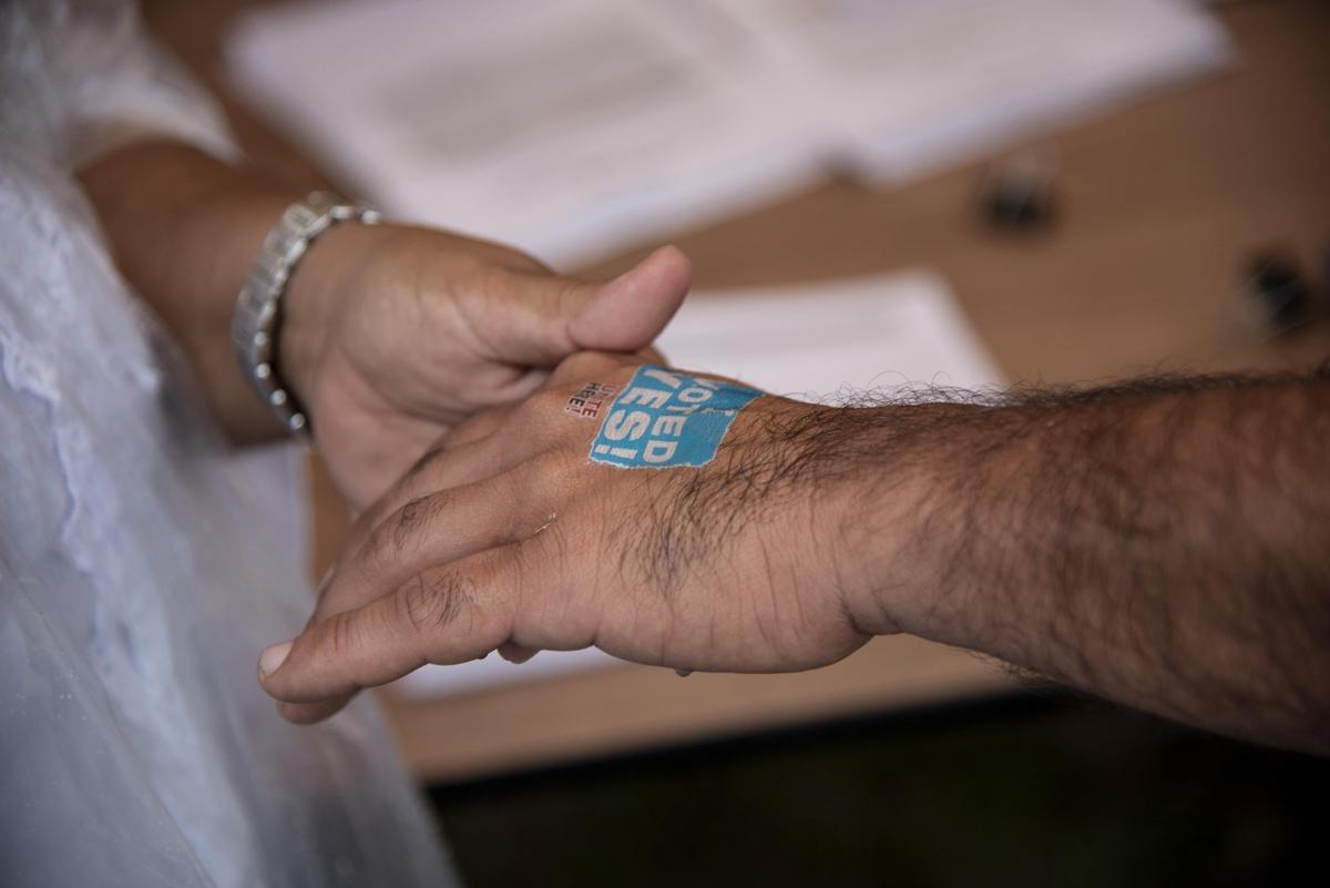 To encourage voting, volunteers handed out temporary tattoos that said â€œI voted yes!â€ to employees who voted in favor of the strike on June 13, 2019.