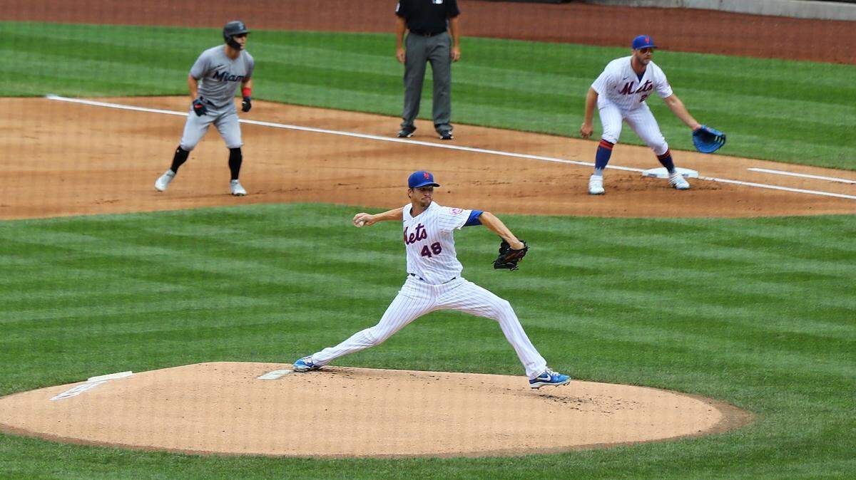NEW YORK, NEW YORK - AUGUST 09: Jacob deGrom #48 of the New York Mets pitches in the first inning against the Miami Marlins at Citi Field on August 09, 2020 in New York City. (Photo by Mike Stobe/Getty Images)