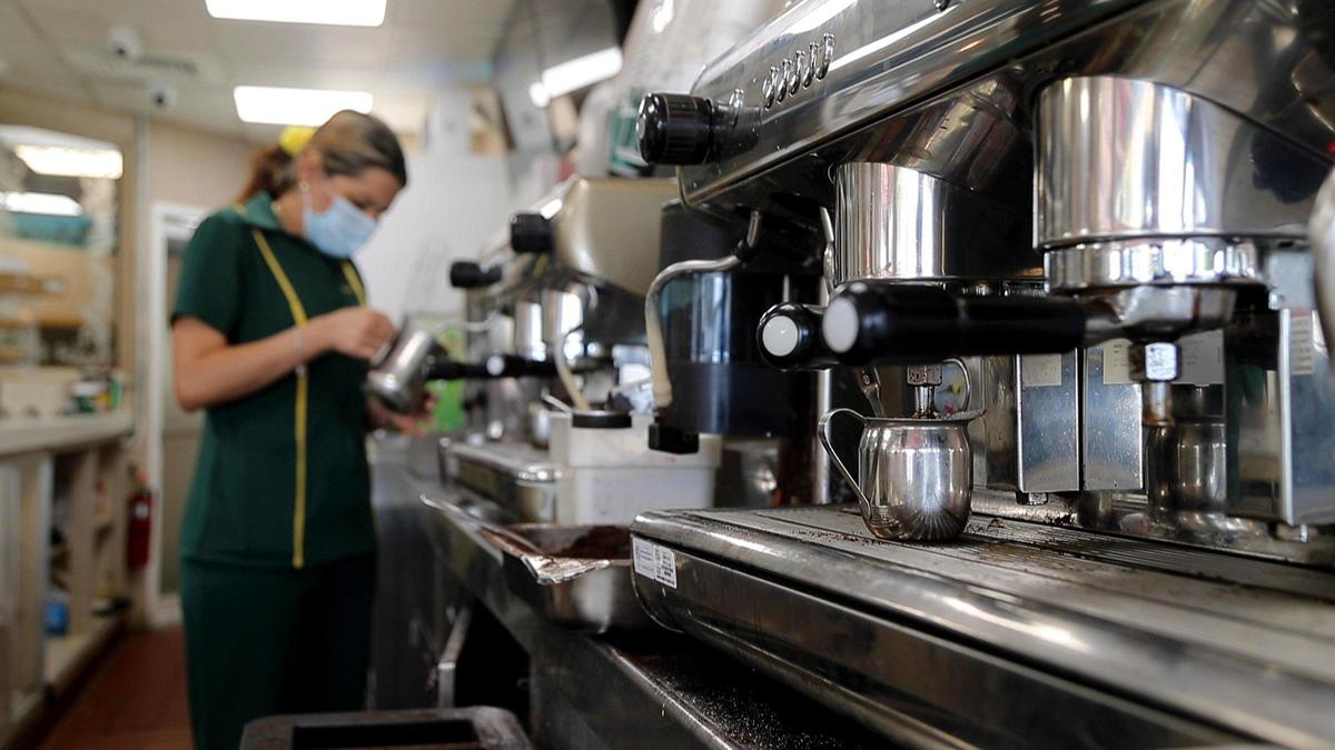 Una empleada prepara café en el restaurante Versailles. Pedro Portal pportal@miamiherald.com