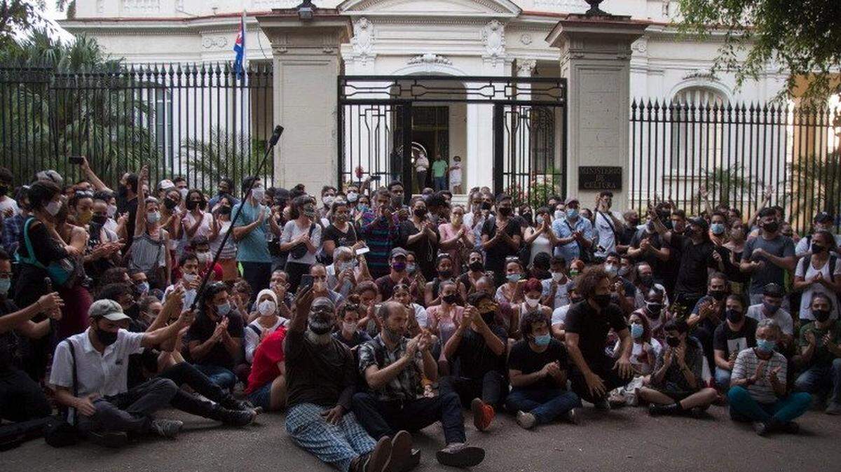 Young artists protest in front of the doors of the Ministry of Culture, in Havana, Cuba.