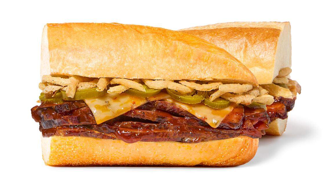 El nuevo sándwich submarino de brisket picante de Publix Deli — brisket ahumado dispuesto en capas con queso Colby Jack de tres pimientos de Boar’s Head, jalapeños, cebollas fritas crujientes de Publix y salsa BBQ dulce y picante. Este sándwich —uno de los tres lanzados, junto con un nuevo sándwich de brisket— fue presentado en abril de 2026.
