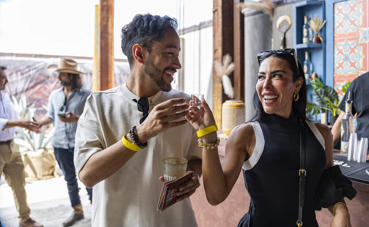 Diego Sandoval (i) y Jovanna Correa brindan durante su visita a Tequila Town.