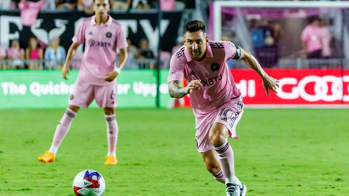 El delantero del Inter Miami Lionel Messi (10) impulsa el balón contra Nashville SC en la primera mitad de un partido de la MLS en el estadio DRV PNK el miércoles 30 de agosto de 2023 en Fort Lauderdale, Florida.