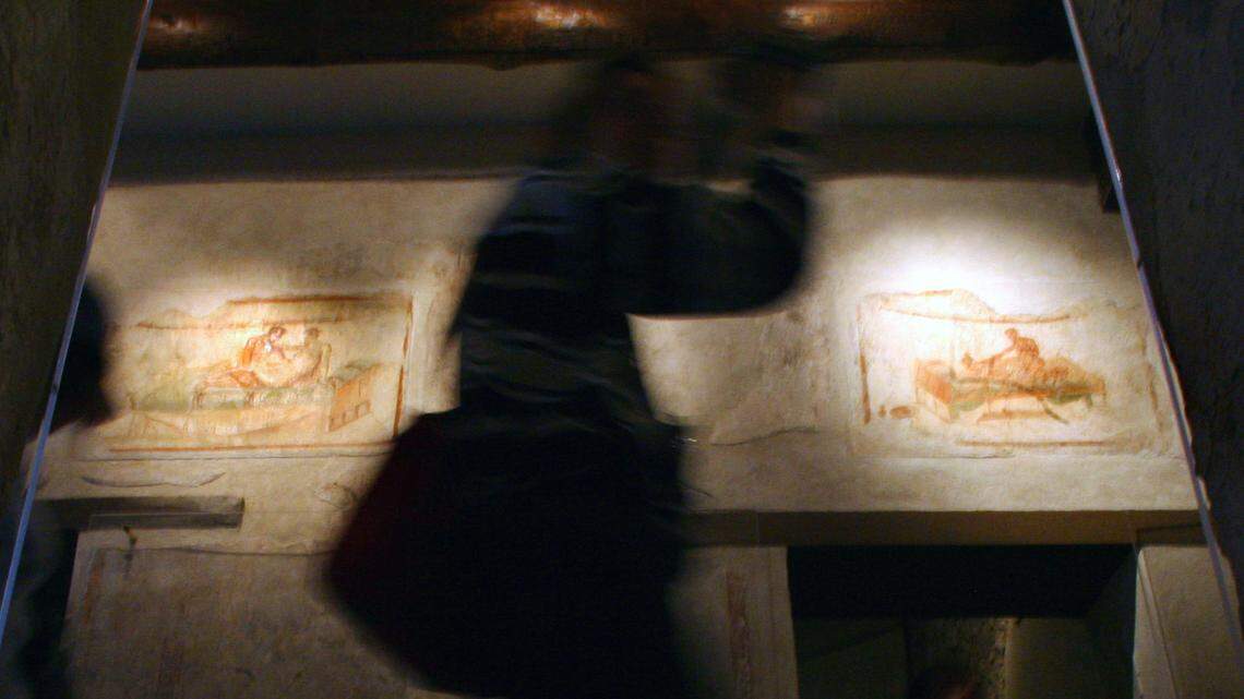 pompeii graffiti wall roman city