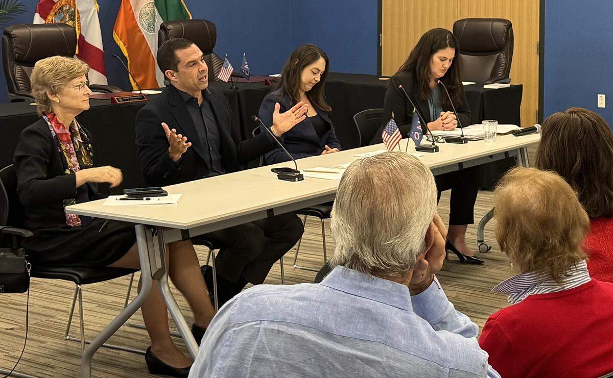 (De izquierda a derecha) La vicealcaldesa de Coral Gables, Rhonda Anderson; el alcalde de Coral Gables, Vince Lago; la comisionada del Condado Miami-Dade, Natalie Milian Orbis; y la abogada de la ciudad de Coral Gables, Cristina Suarez, hablan durante una reunión pública el lunes 9 de marzo de 2026, en el edificio de seguridad pública de la ciudad sobre las preguntas de la boleta en la próxima elección por voto por correo de la ciudad.