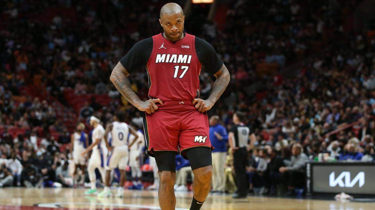 El delantero del Heat, PJ Tucker reacciona en el último cuarto del partido ante los 76ers de Filadelfia, el 15 de enero de 2022 en Miami.
