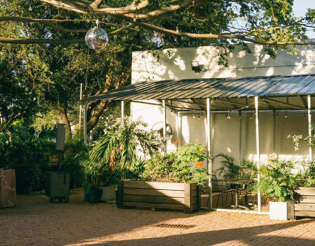 Una bola disco en el patio exterior de Low Key en Little River.