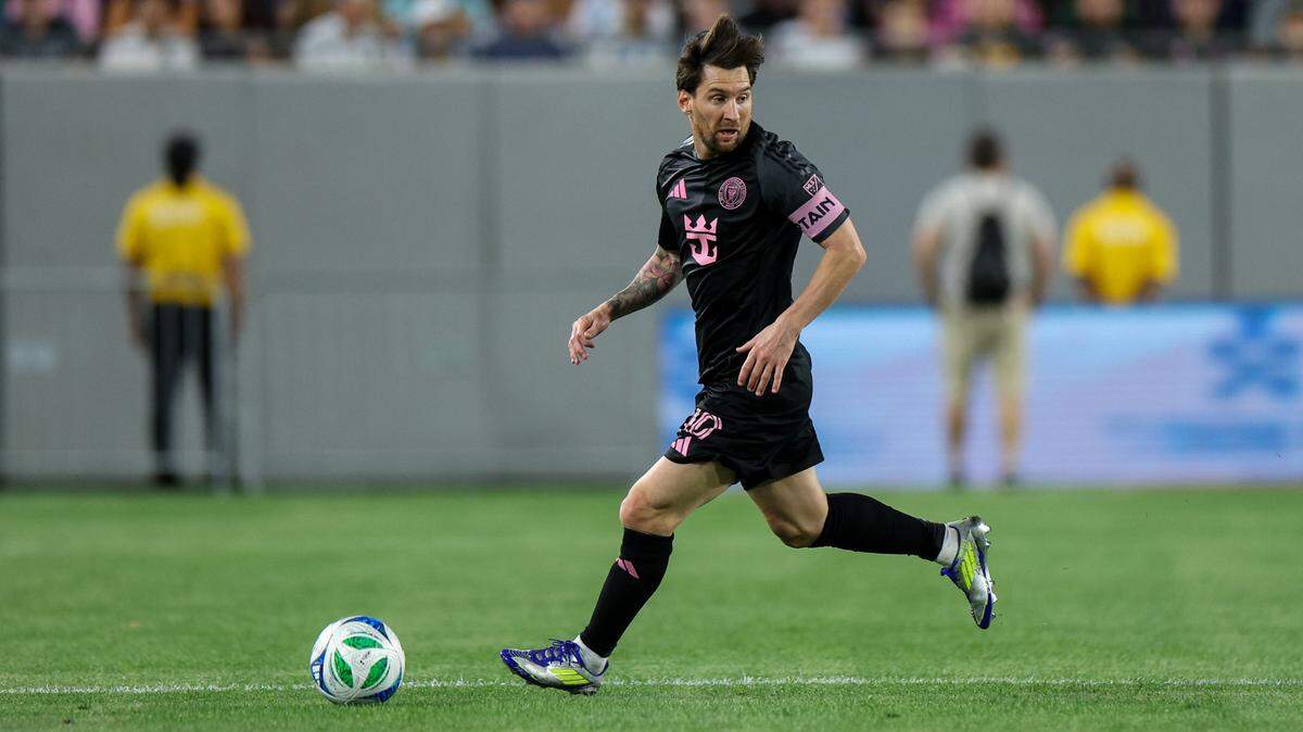 Feb 14, 2025; Tampa, FL, USA; Inter Miami CF forward Lionel Messi (10) controls the ball against Orlando City in the first half at Raymond James Stadium. Mandatory Credit: Nathan Ray Seebeck-Imagn Images