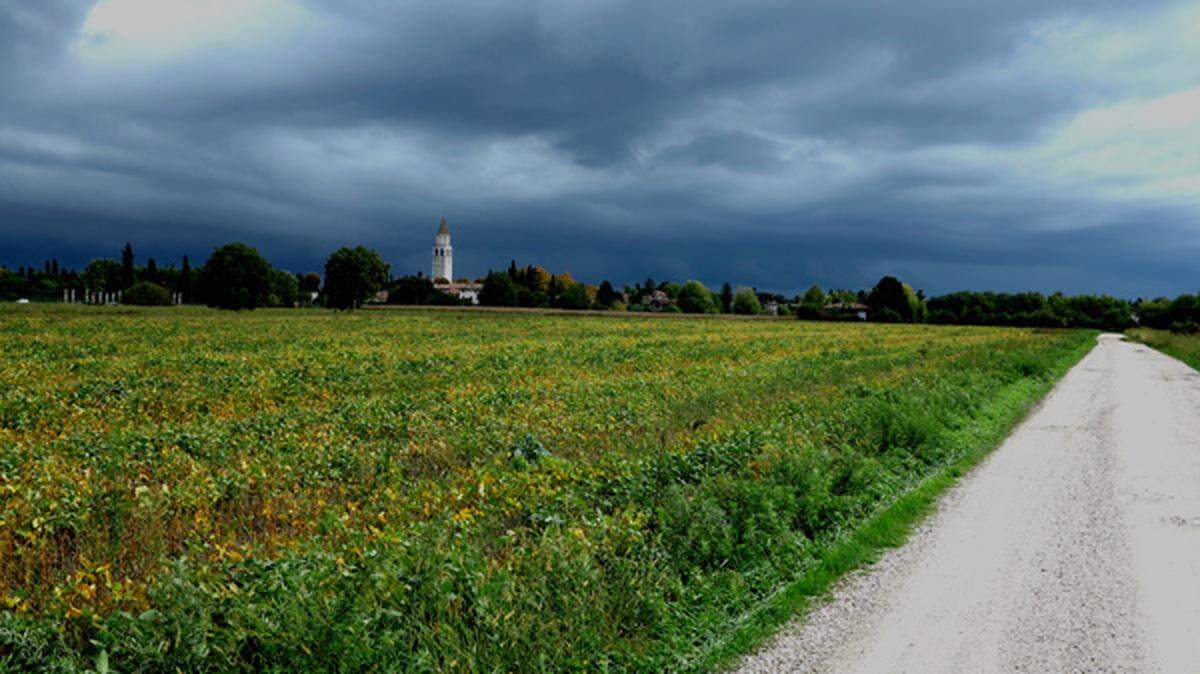 A view from the area of ​​the recently unearthed basilica to the Cathedral of Aquileia.