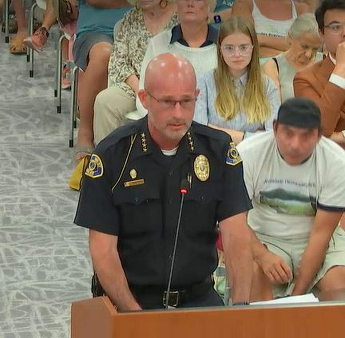 El jefe de Policía de Cayo Hueso, Sean Brandenburg, explica a los comisionados su decisión de llegar a un acuerdo con el ICE para combatir la inmigración ilegal durante una reunión el lunes 30 de junio de 2025.