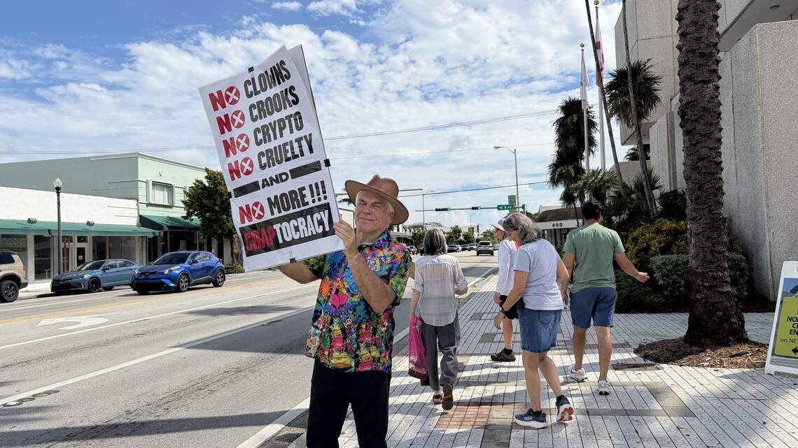 Escenas de una manifestación de “No Kings Day” en Miami