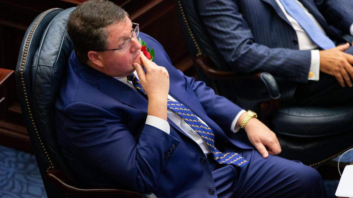 El representante Randy Fine escucha al presidente de la Cámara de Representantes Paul Renner mientras pronuncia su discurso de apertura en el primer día del período de sesiones legislativas de la Florida en 2023, el martes 7 de marzo de 2023.