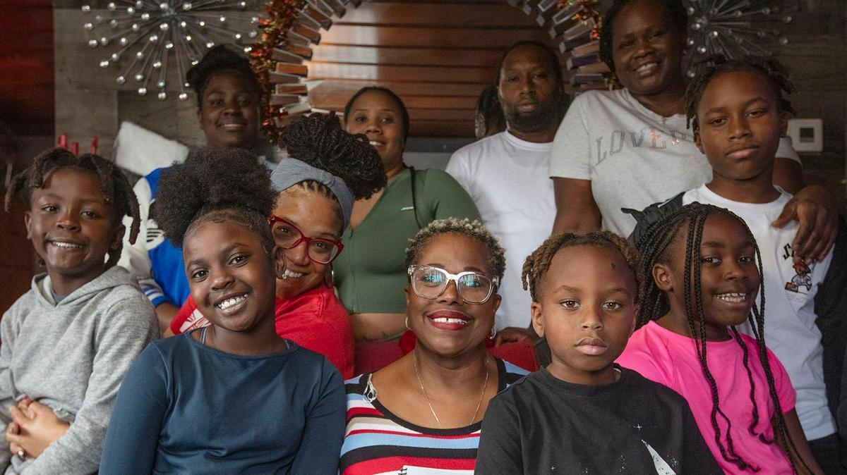 Stephanie Handford (centro), quien sufre de esclerosis múltiple, posa con su familia para el Wish Book, en Miami, el 7 de diciembre de 2024.