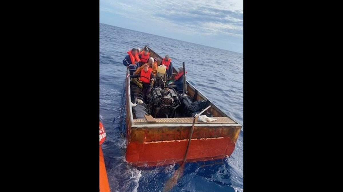 Un grupo de inmigrantes cubanos navegaba en un barco que la Guardia Costera de Estados Unidos detuvo en diciembre de 2023 antes de que llegara a los Cayos de Florida.
