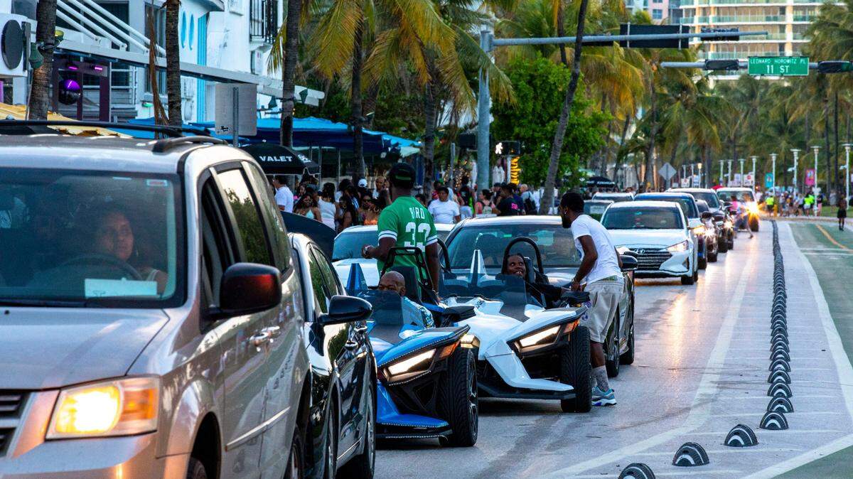 Los automovilistas esperan en medio del tráfico en Ocean Drive durante el primer día del fin de semana de Memorial Day en Miami Beach el 27 de mayo de 2022.