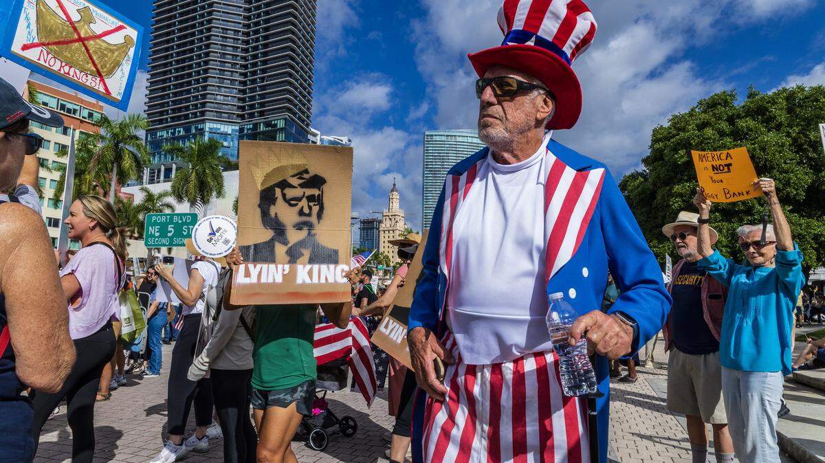 ARCHIVO: Ed, de Coral Gables, se viste como el Tío Sam en la Antorcha de la Amistad, en el downtown de Miami, durante las protestas contra Trump “Sin Reyes” que tienen lugar en todo el país y en todo el sur de Florida, el sábado 18 de octubre de 2025.