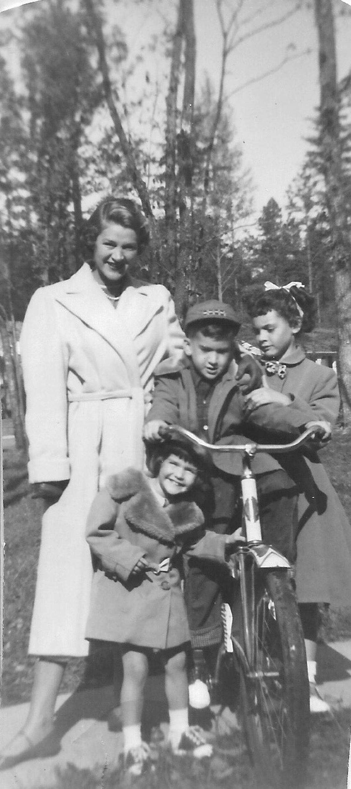 Phyllis Apple and her children Susan, Robert and Sharon in a family photo.