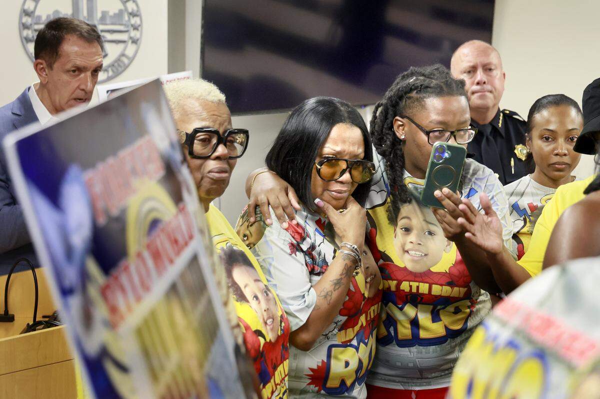 Fort Lauderdale Mayor Dean Trantalis and Police Chief Bill Schultz gather with Rylo Yancy’s family during a press conference at the Fort Lauderdale Police Department's temporary headquarters on Thursday, Sept. 25, 2025. Police announced the recent arrests that have been made in the homicide of three-year-old Rylo Yancy. Rylo was killed in a drive-by shooting while attending another child's birthday party at Riverland Park. (Mike Stocker/South Florida Sun Sentinel)