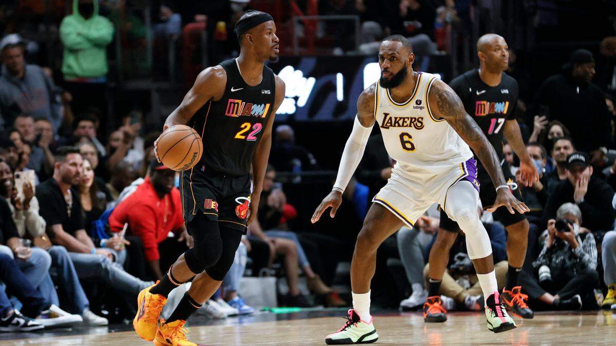 El delantero del Heat, Jimmy Butler (22), maneja el balón frente a LeBron James, de los Lakers de Los Angeles, el 23 de enero de 2022 en el FTX Arena de Miami