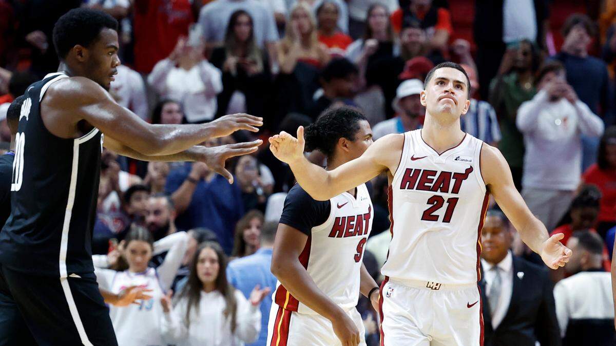 El delantero del Heat Cole Swider (21) se lamenta tras fallar un triple sobre la bocina en el juego ante los Nets de Brooklyn, el 18 de octubre de 2023 en el Kaseya Center en Miami.