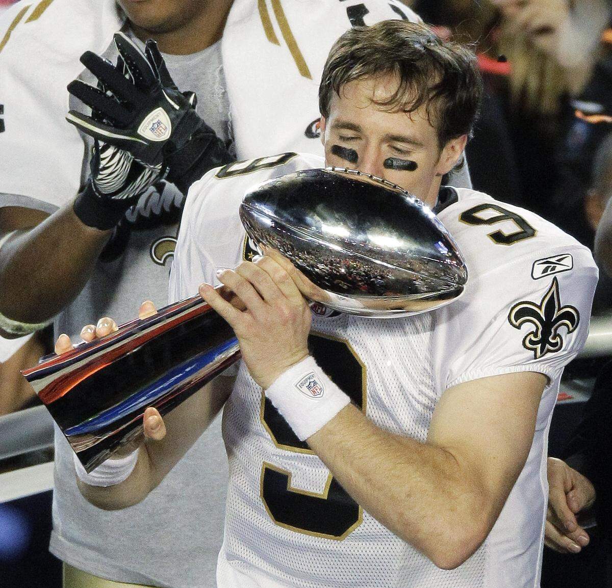 New Orleans Saints quarterback Drew Brees (9) celebrates with the Vince Lombardi Trophy after the NFL Super Bowl XLIV football game against the Indianapolis Colts in Miami, Sunday, Feb. 7, 2010. The Saints won 31-17. (AP Photo/Charlie Riedel)