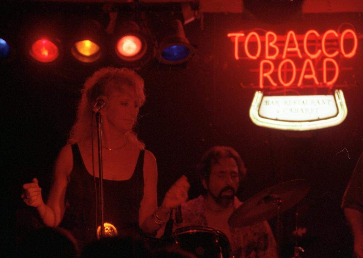 Lynne Noble performs with Good Rockin’ Johnny and the Wiseguys at Tobacco Road in Miami in this Oct. 5, 1992, file photo.