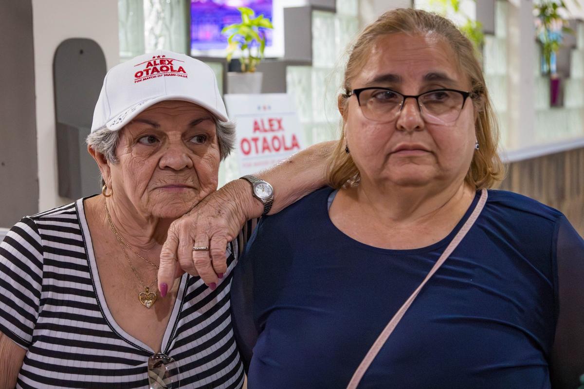 Las seguidoras del candidato a la alcaldía del Condado Miami-Dade, Alexander Otaola, María Luisa Rodríguez Portieles (izquierda), de 87 años, e Isel Rodríguez (derecha), de 55 años, en el evento de extensión comunitaria sobre temas venezolanos en el restaurante El Trópico el miércoles 24 de julio de 2024 en Doral, Florida.