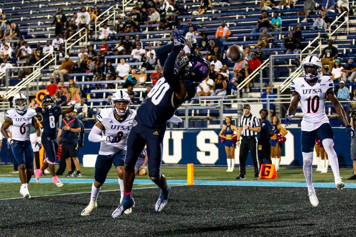 Florida International University wide receiver Kris Mitchell (80) drops a pass during the second half of an NCAA Conference USA football game against Texas San Antonio at Riccardo Silva Stadium in Miami, Florida, on Thursday, September 1, 2022.