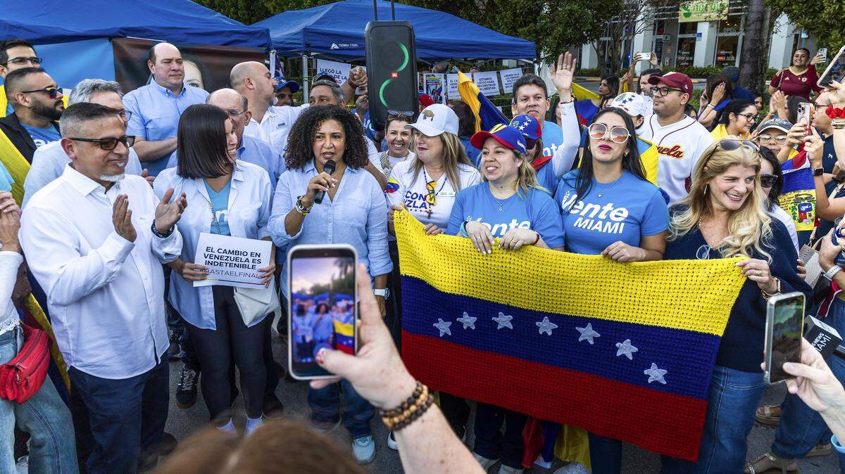 Maria Teresa Morin (en el centro), coordinadora del Comando ConVzla-USA, habla durante una manifestación de celebración frente a El Arepazo en Doral, Florida, un día después de que Estados Unidos atacara Venezuela y capturara al líder Nicolás Maduro y a su esposa Cilia Flores, el 4 de enero de 2026.