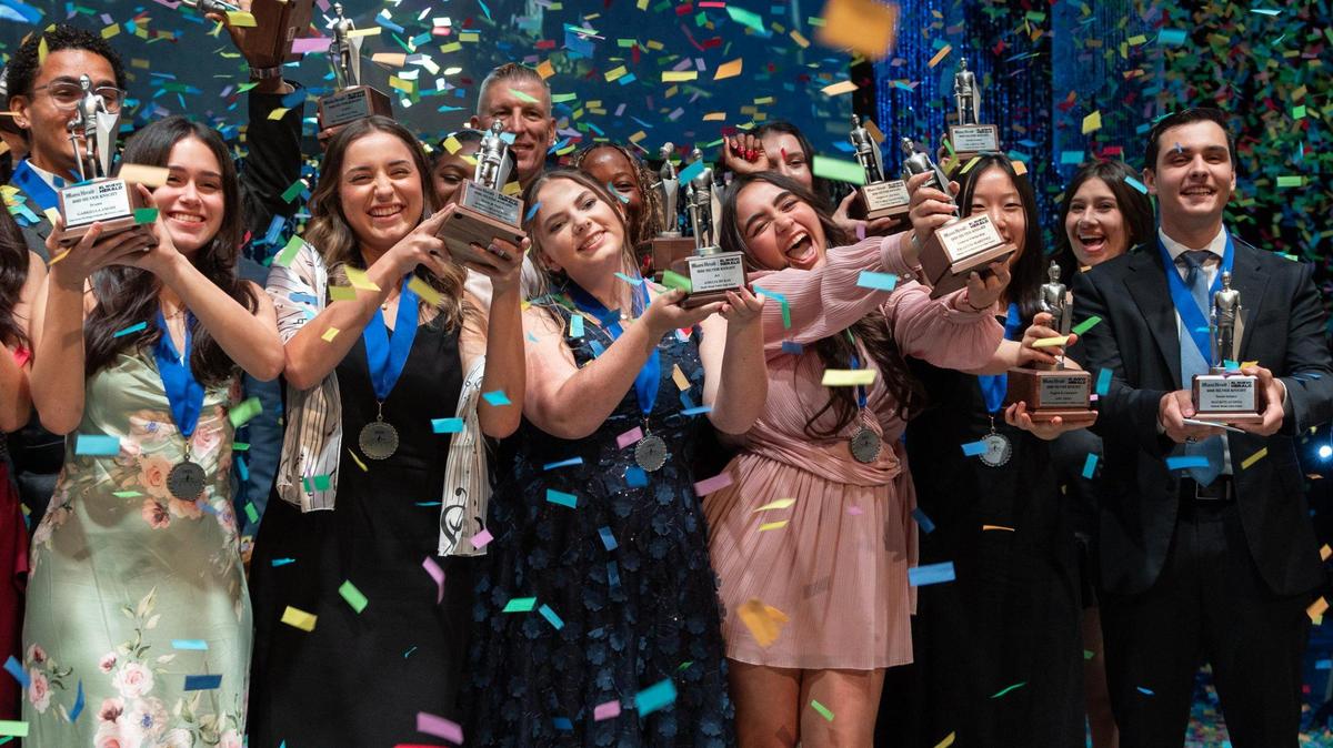 Los ganadores celebran en el escenario durante la 67 ceremonia de entrega de los premios Silver Knight del Miami Herald y el Nuevo Herald en el James L. Knight Center, el miércoles 14 de mayo de 2025, en el downtown de Miami, Florida.