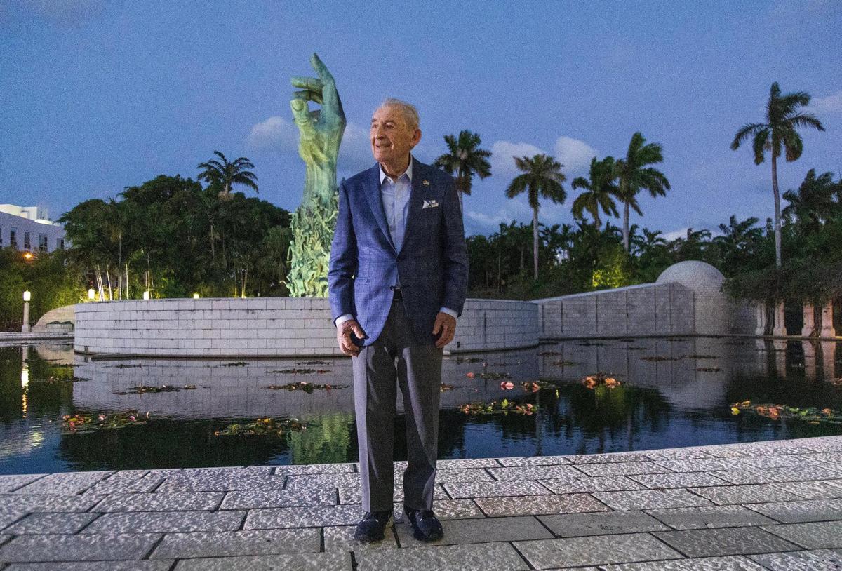 Domingo 5 de noviembre de 2023: David Schaecter, superviviente del Holocausto, junto al monumento en Holocaust Memorial Miami Beach, en donde la comunidad judía del sur de la Florida conmemoró el 85 aniversario de Kristallnacht, la Noche de los Cristales Rotos, y en memoria de los israelíes asesinados en los atentados terroristas de Hamas que empezaron el 7 de octubre.