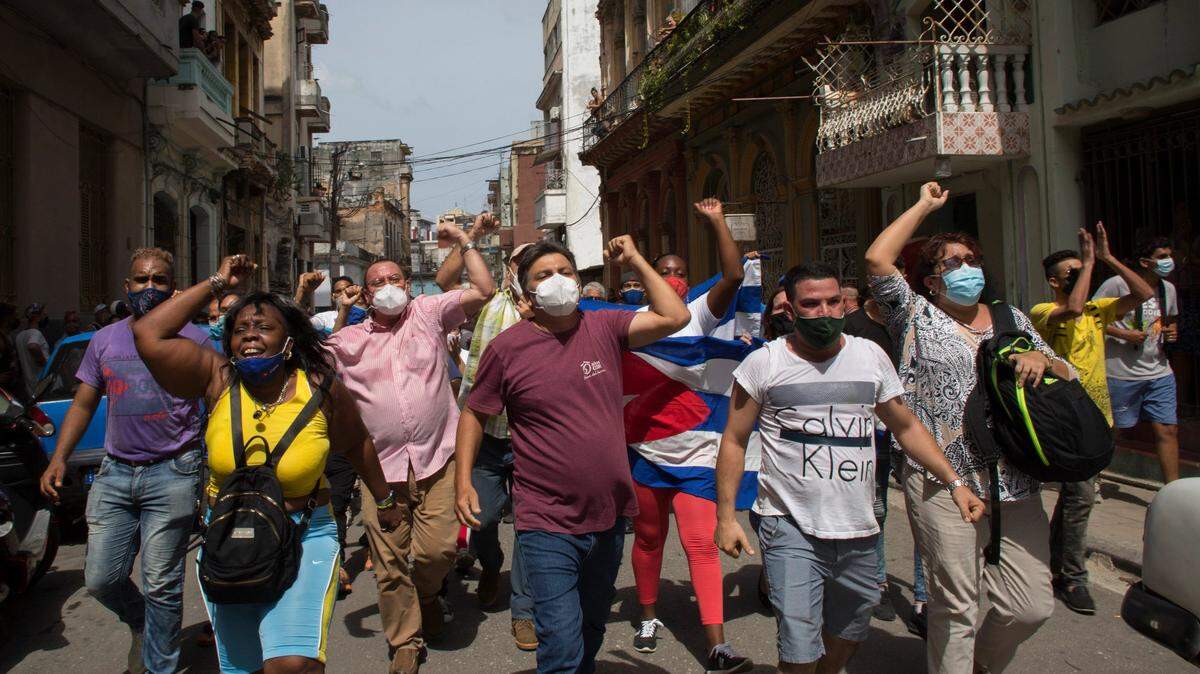 En julio de 2021, manifestantes salieron a las calles de varias ciudades de Cuba para protestar contra la escasez de alimentos y los altos precios.