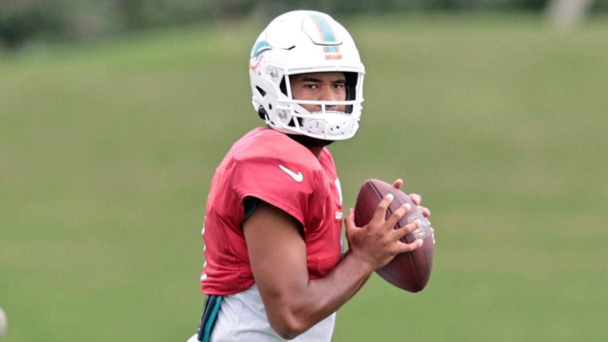 El quarterback E de los Dolphins, Tua Tagovailoa (1), se prepara para pasar durante los simulacros de práctica en el Baptist Health Training Complex el miércoles 17 de noviembre de 2021.