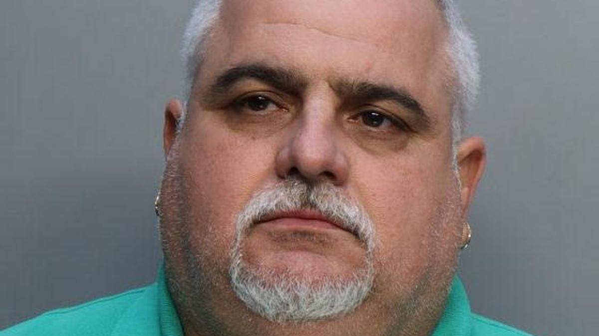 El notario público de Hialeah Juan Prietocofino, de 51 años, fue acusado de notarizar fraudulentamente un formulario destinado a exculpar a dos policías de Hialeah de la supuesta golpiza propinada a un indigente.
