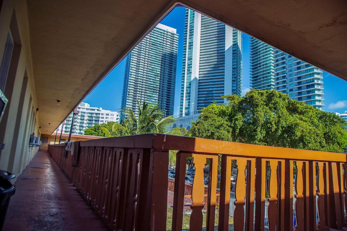 Vista de los nuevos edificios desde los pasillos de un edificio ubicado en 455 NE 33 St., en la sección Edgewater de Miami, donde los residentes se están viendo obligados a abandonar su edificio de apartamentos a medida que los urbanizadores se preparan para reurbanizar el sitio.