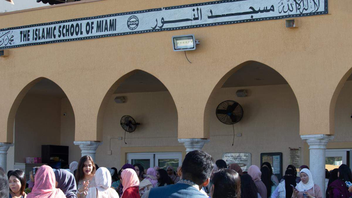 Families gather in front of the Masjid An-Noor mosque in West Kendall following an Eid-ul-Fitr service in 2002.