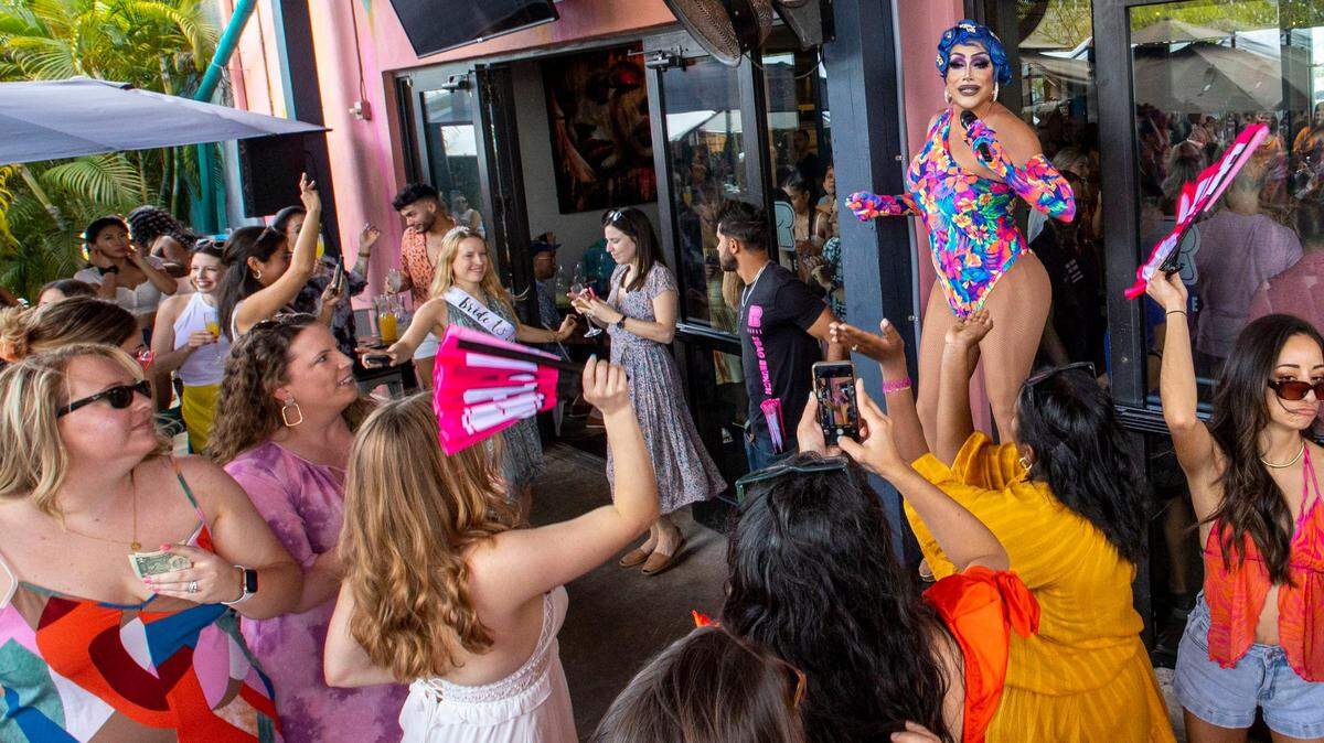 La drag queen anfitriona Athena Dion habla con los invitados en un Drag Brunch en R House Wynwood en Miami el 9 de abril de 2022.
